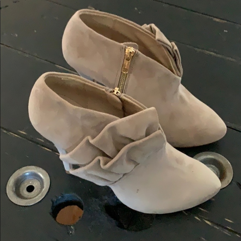 Zara WOMAN Tan Suede Ruffle Booties - Picture 2 of 15